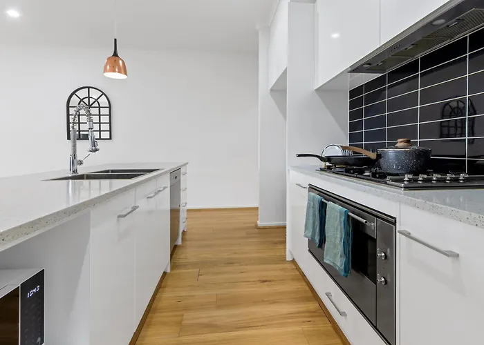 Entire 2 Storey Home In Tranmere