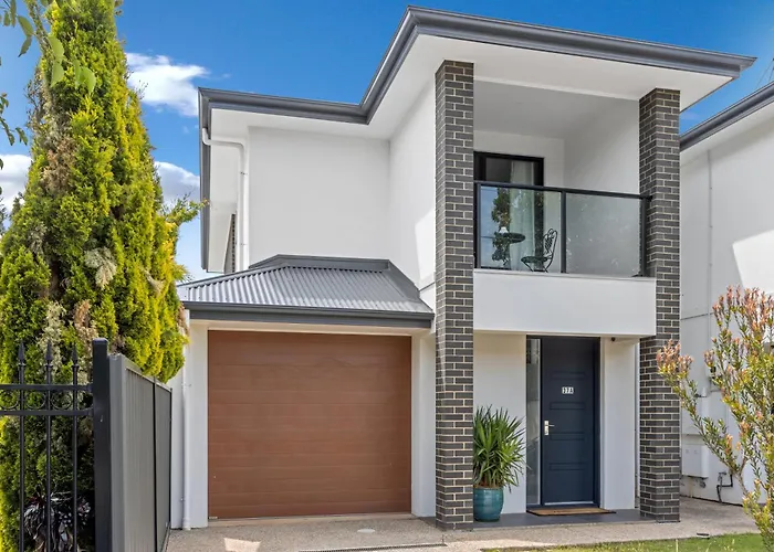 Entire 2 Storey Home In Tranmere