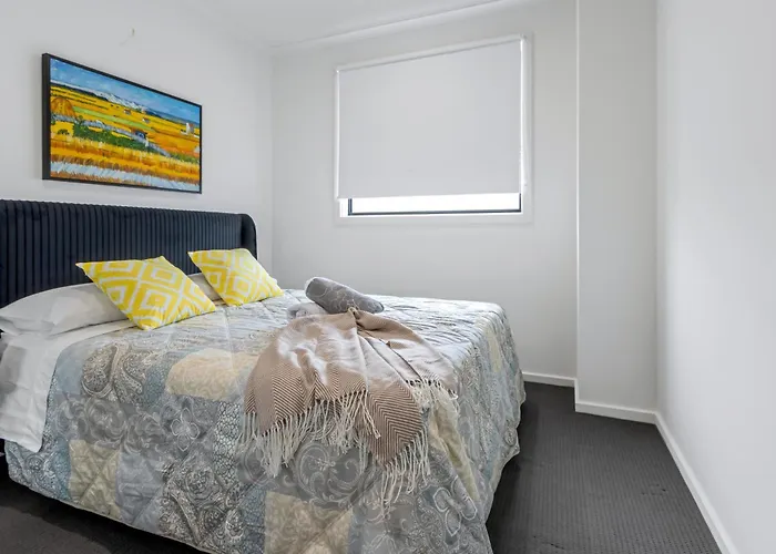 Entire 2 Storey Home In Tranmere