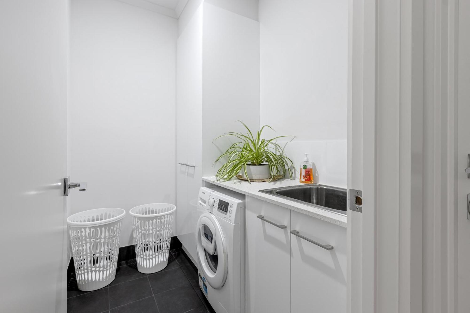 Entire 2 Storey In Tranmere Villa