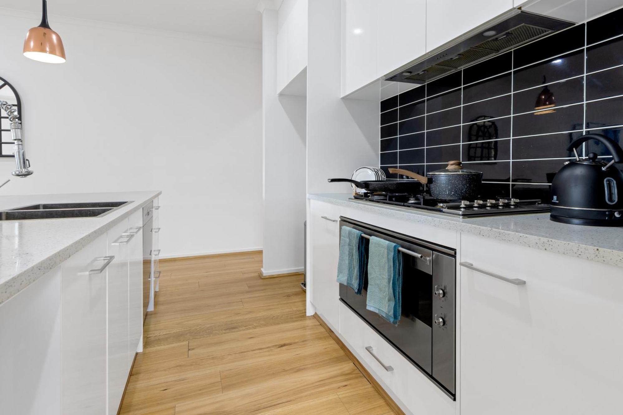 Villa Entire 2 Storey In Tranmere *