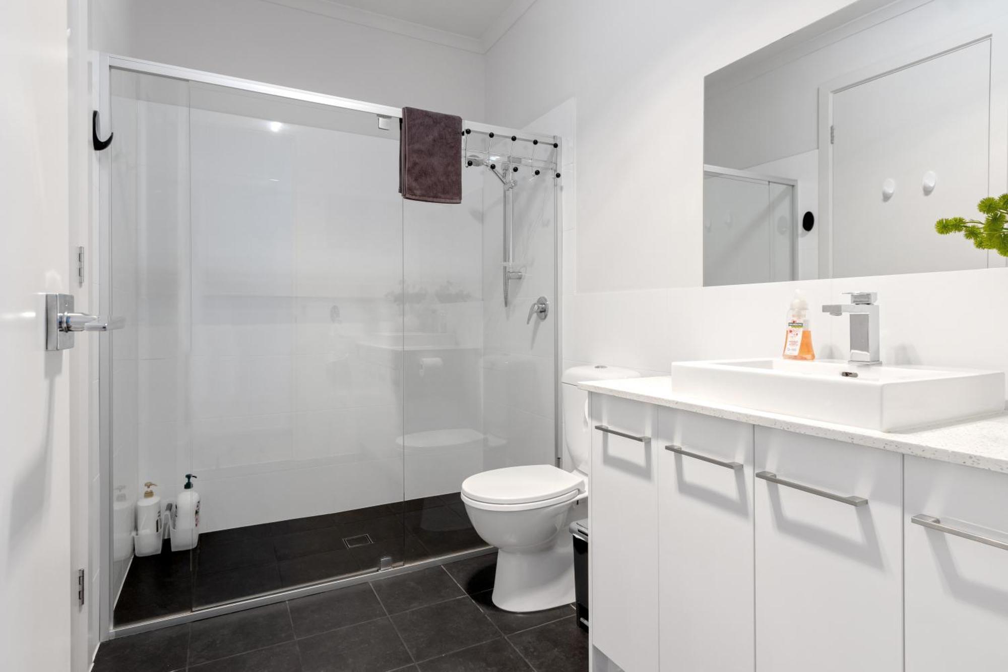 Villa Entire 2 Storey In Tranmere