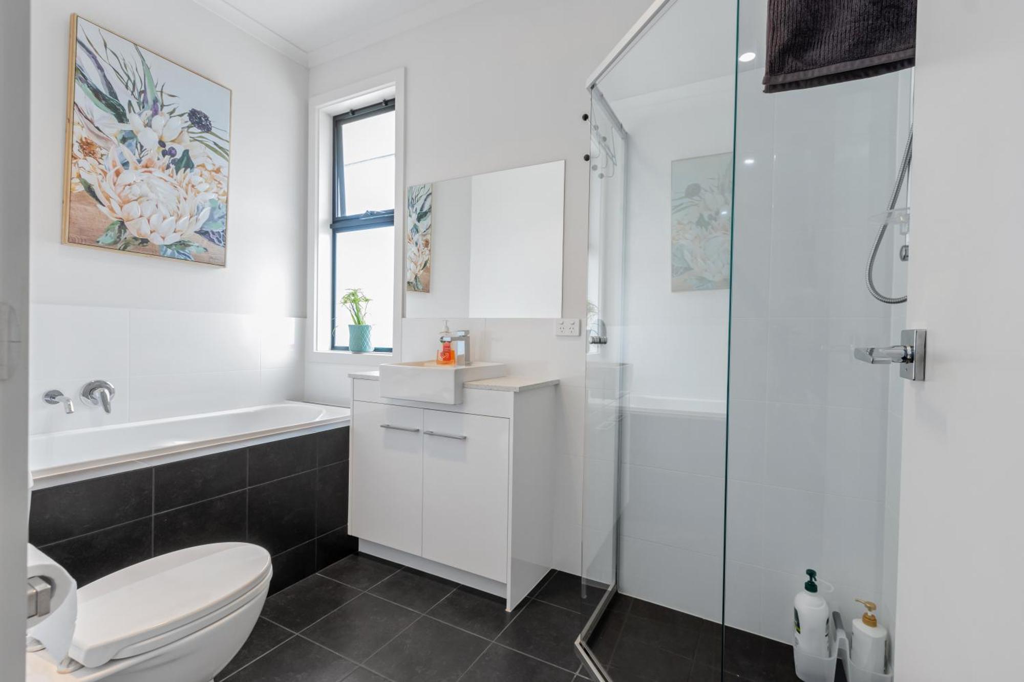 Entire 2 Storey In Tranmere Villa Campbelltown