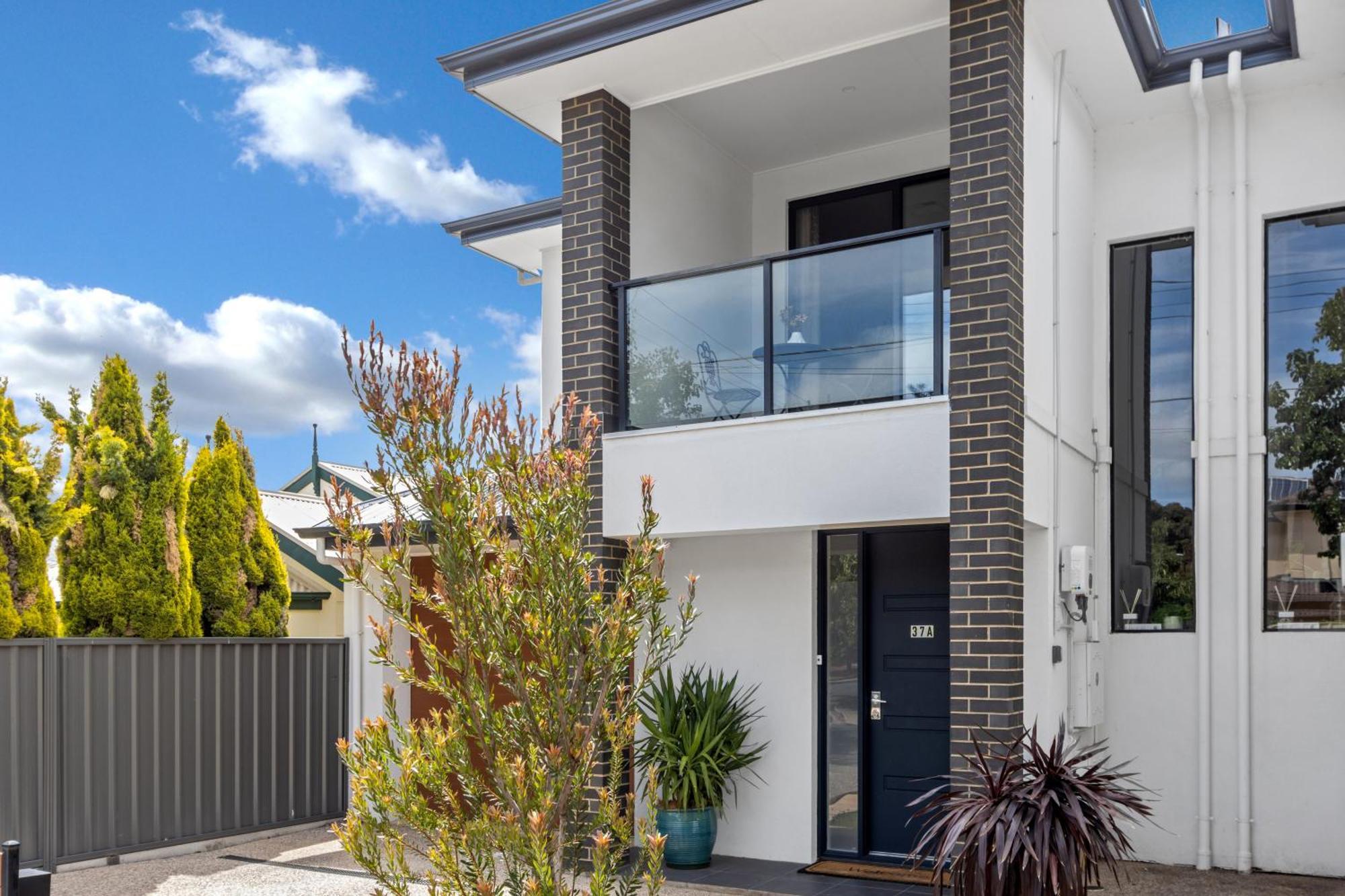 Entire 2 Storey In Tranmere Villa