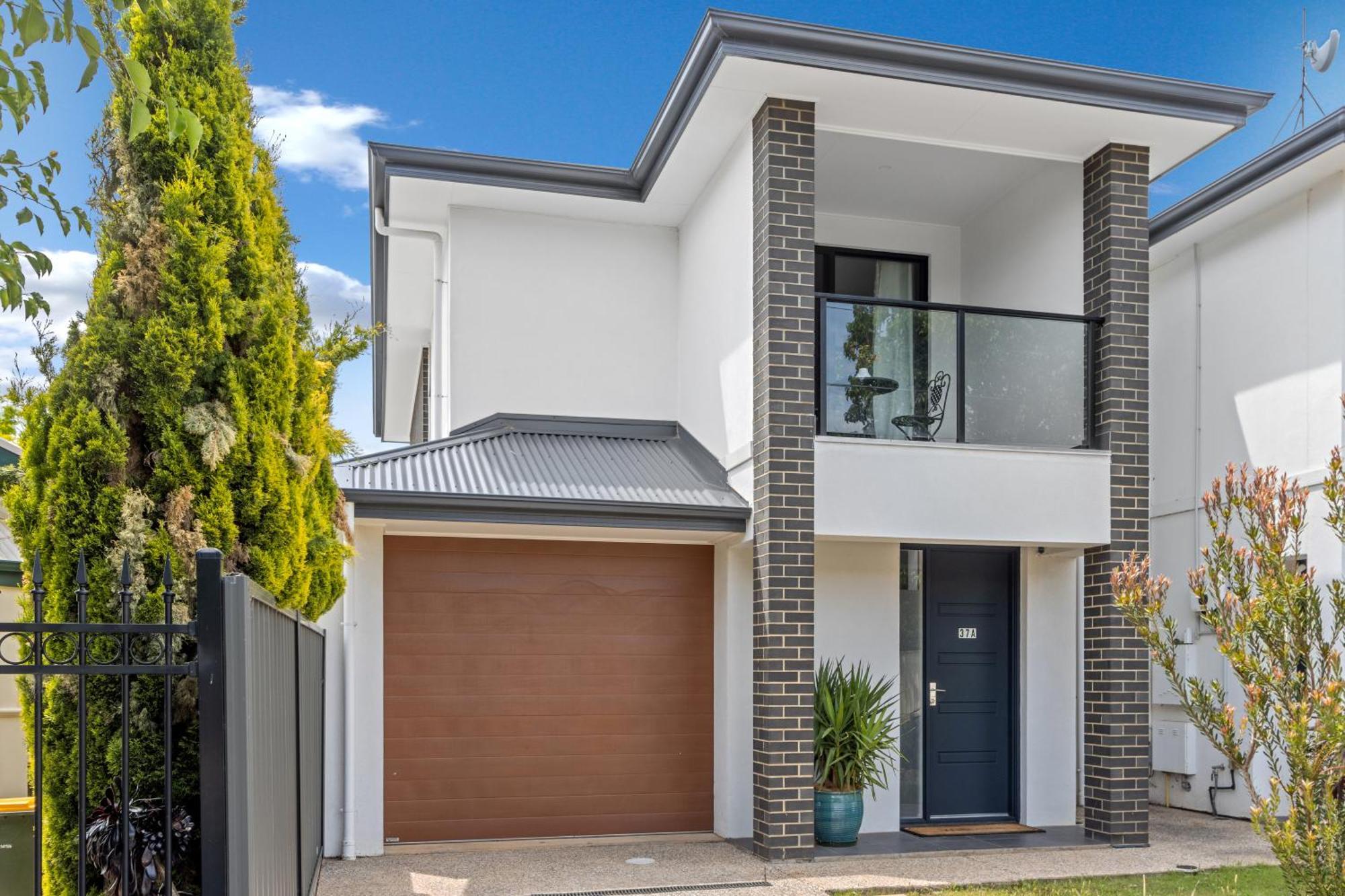 Entire 2 Storey In Tranmere Villa